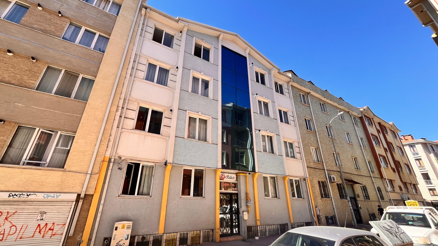 Eskişehir’de apartmanların bulunduğu bir konut sokağı